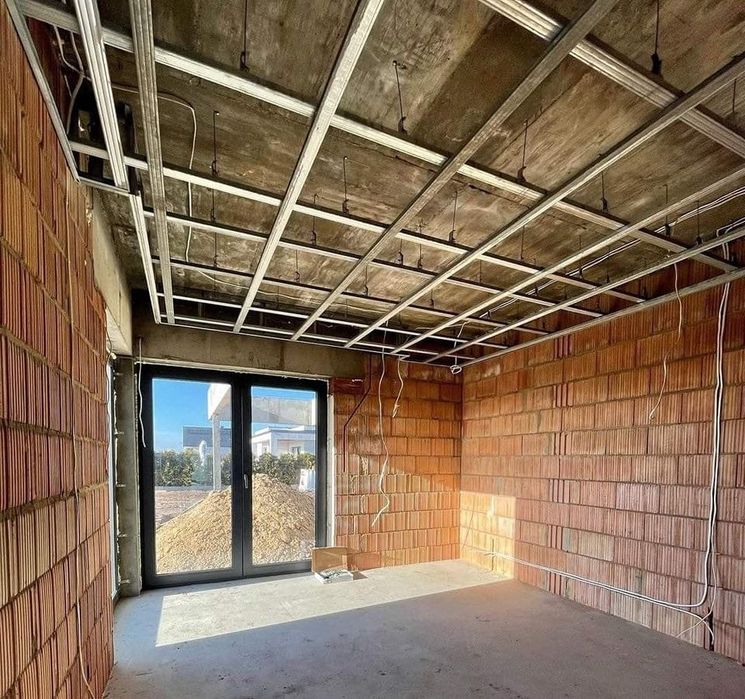 Construim case la roșu cu echipă experimentată și la preț corect