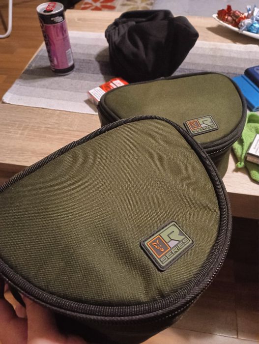 2 huse mulinete fox r-series reel case