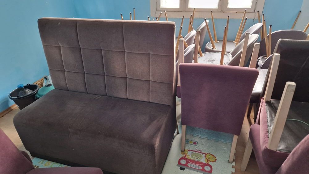 Masa cu 10 scaune tapițate