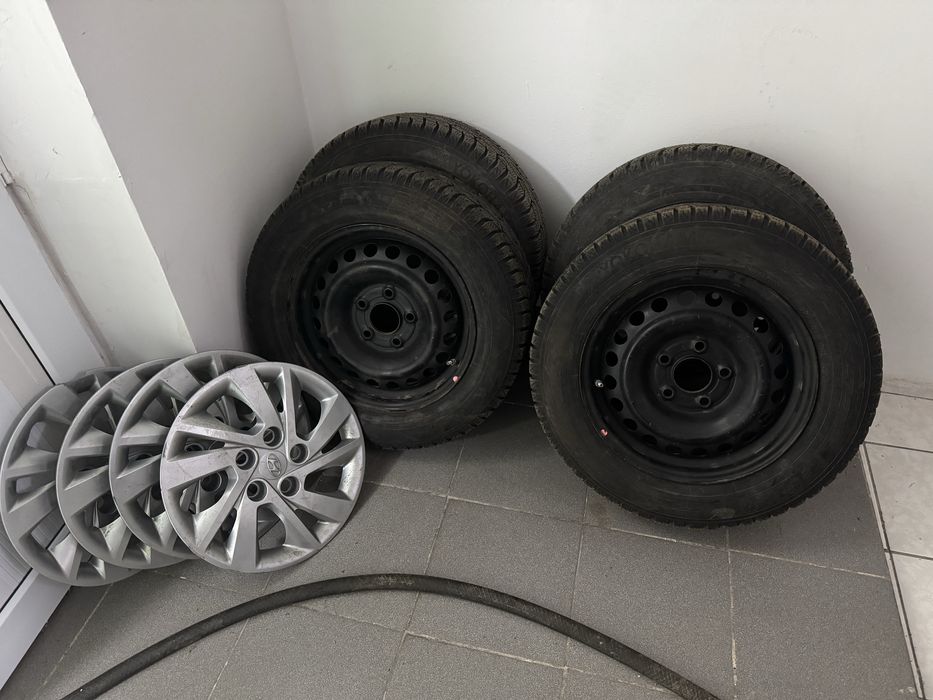 Зимние шины с штампами вместе, калпачки тоже