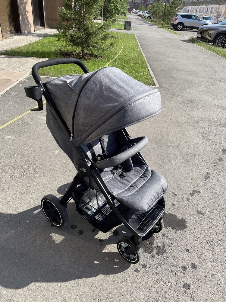 Продам новую детскую коляску Britax