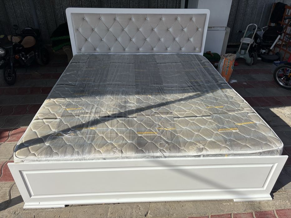 Продам двуспальную кровать 180-200