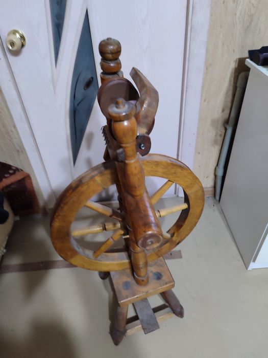 Продам деревянную пряху с ножной педалью