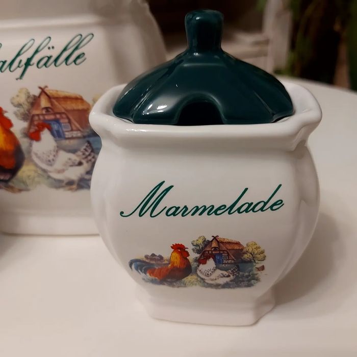 2 сета за кафе плюс 3 съда за съхранение плюс солница и пиперница