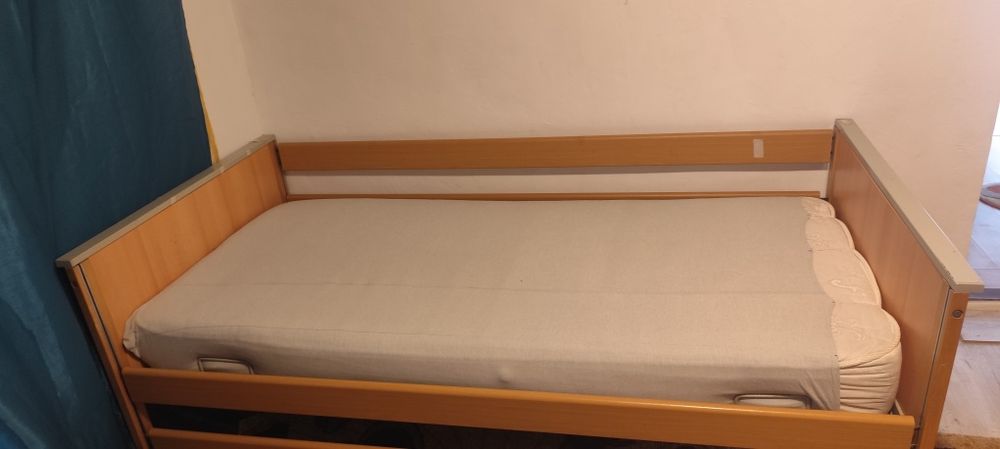 Pat de spital electric cu telecomandă + 2 saltele anti-escare