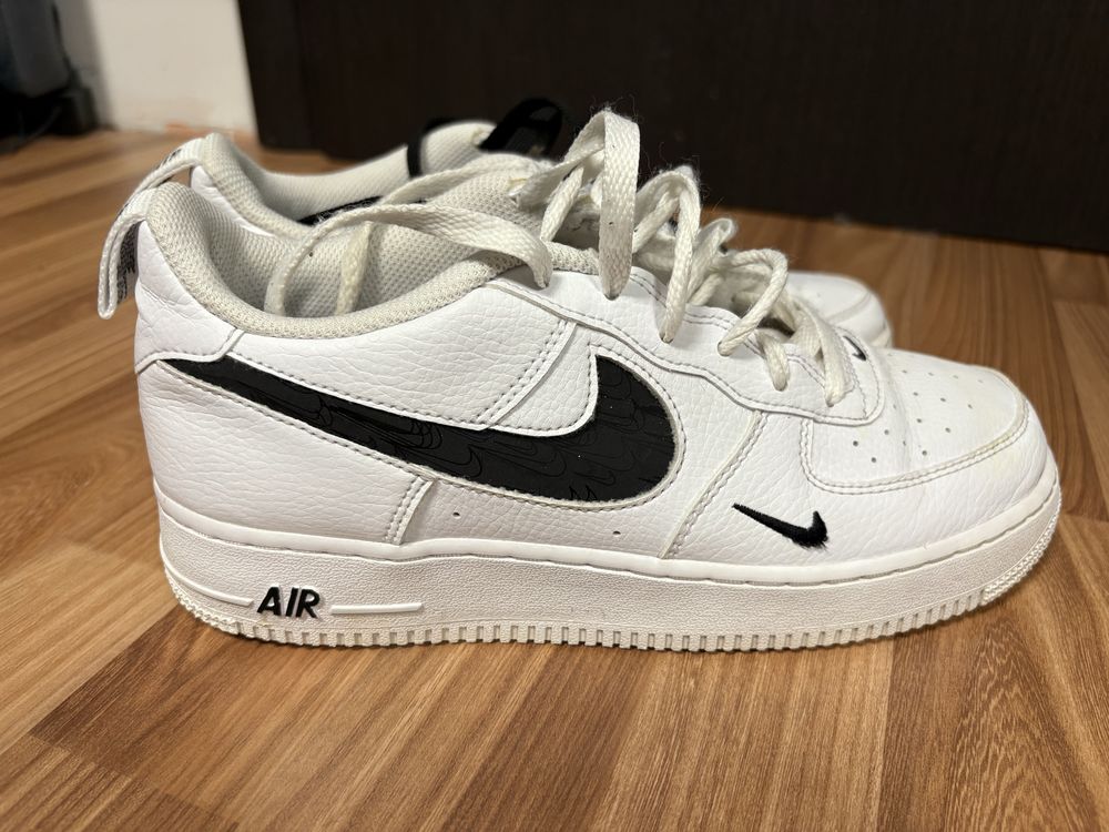 Nike Air Force 1 ’07 – Бели с черно лого | Стилни и удобни!