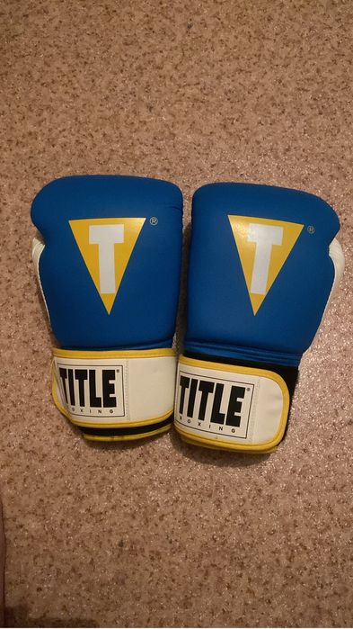 Продам боксерские перчатки 12-ти унцовые