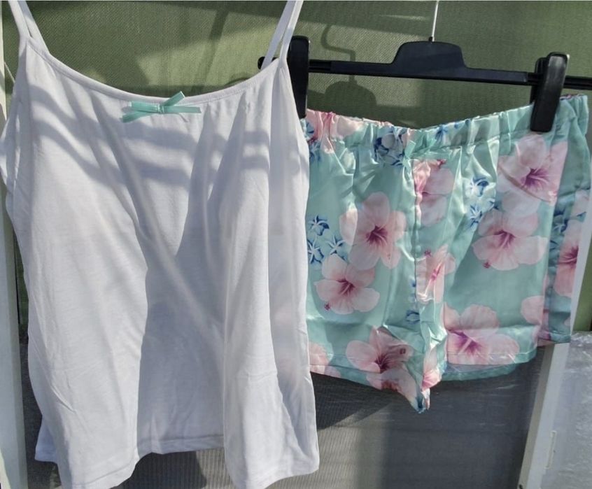 Pijama cu suport bust si pantaloni satin cu imprimeu exotic, Avon, M-L
