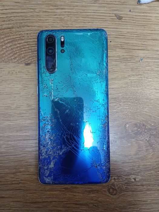 Bater. Huawei P30 Pro cu displayul spart. Vibreaza, dar nu arata imagi