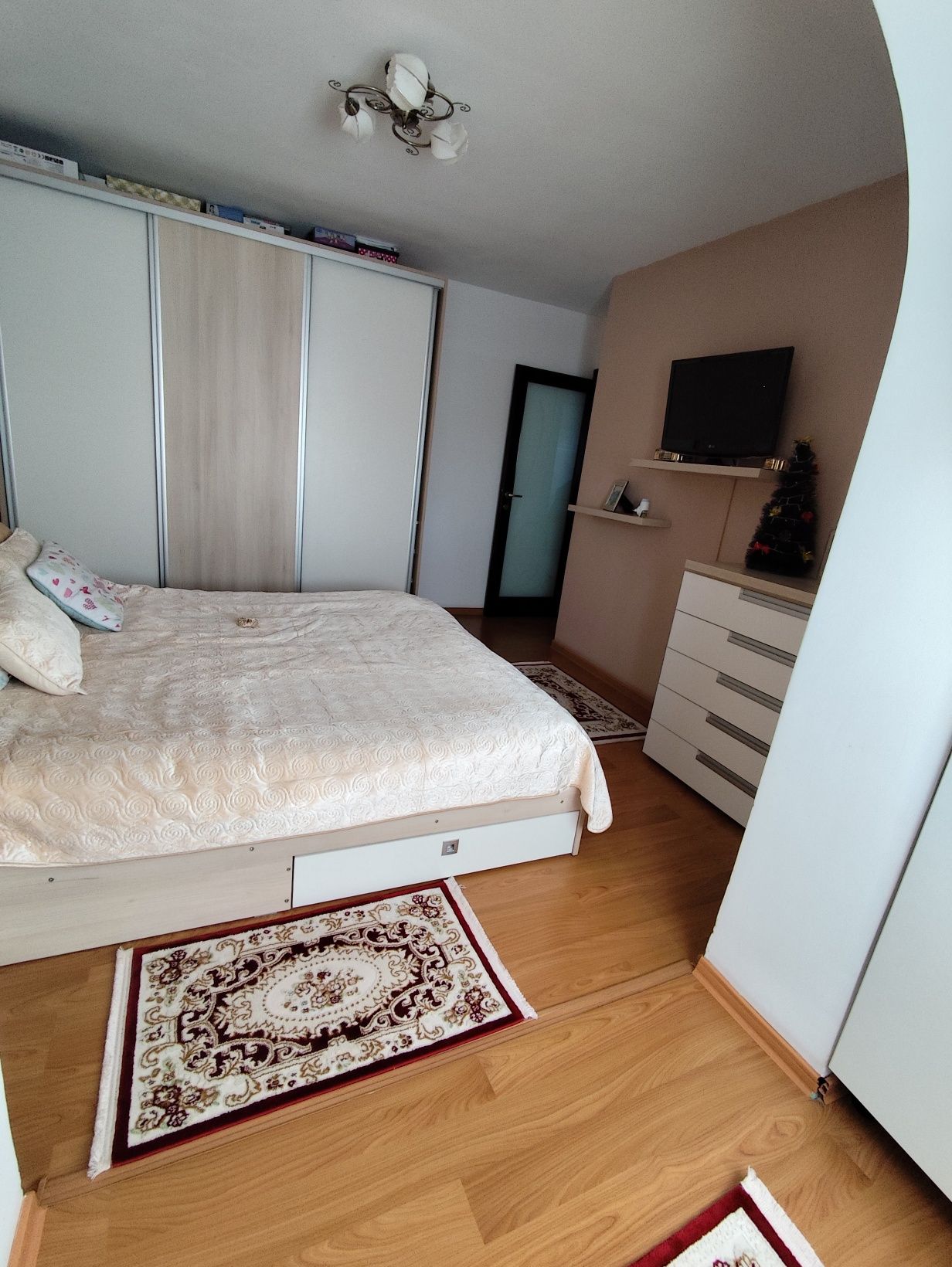 Apartament de vânzare cu 3 camere decomandat
