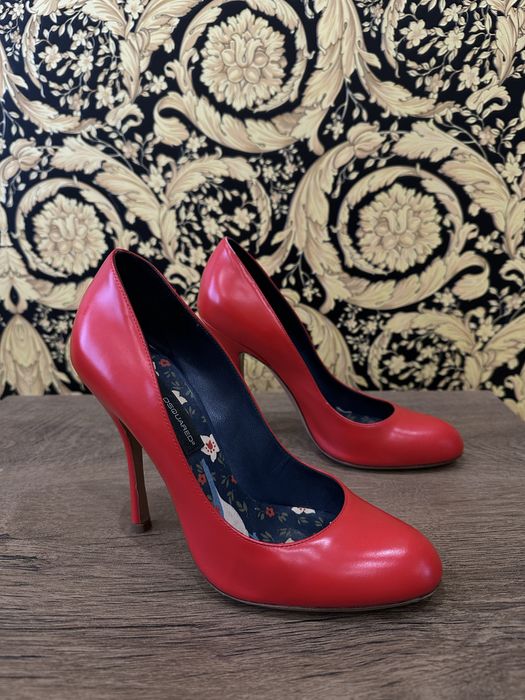 Дамски обувки с ток и кецове