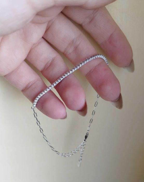 Сребърна гривна с циркони