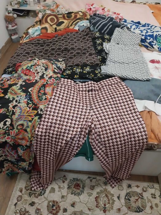Vand rochii , geci si pantaloni .Aproape noi !