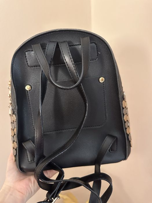 Елегантна кожена раничка, черна с дълги дръжки