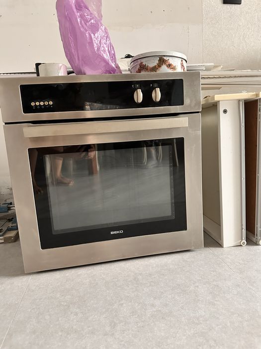 Продам духовку Beko