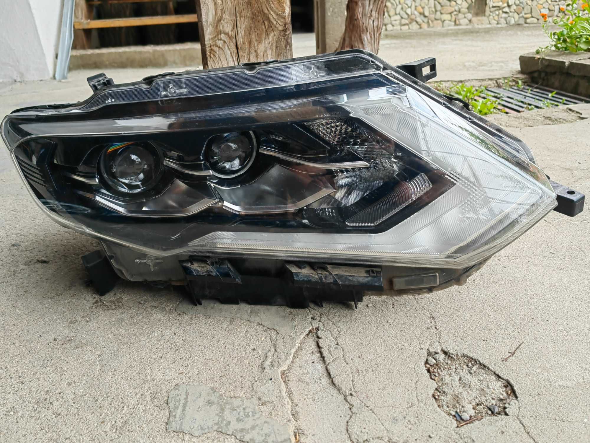 Фар Nissan X-Trail FULL LED десен / Фар Nissan X Trail Оригинален