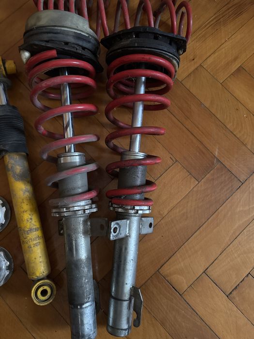 Suspensii de masină sport joase