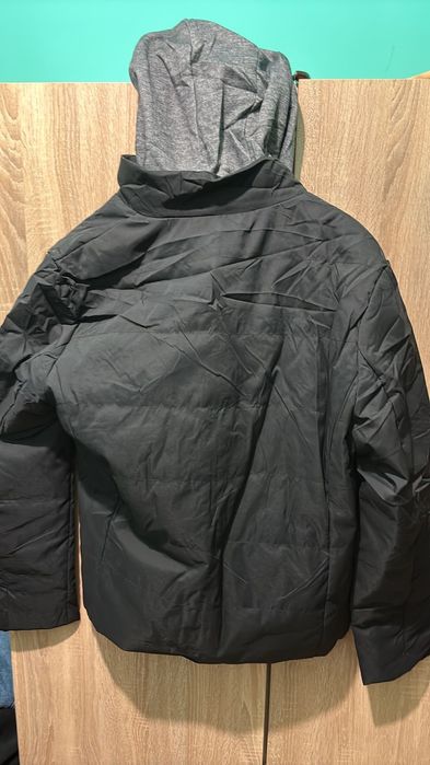 Продавам чисто ново мъжко зимно яке.