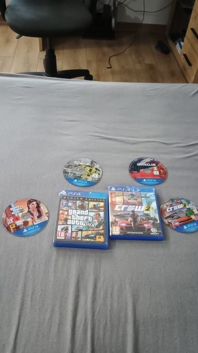 Vând PS4 cu patru jocuri incluse și cu volan de colecție inclus