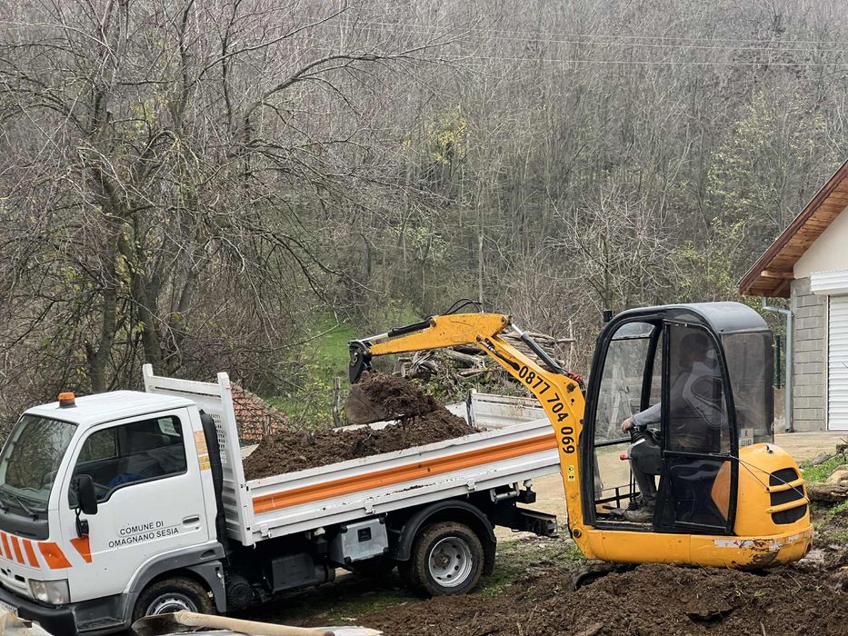 Услуги с мини багер и тристранен самосвал.