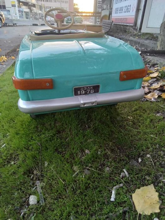 Продавам метална детска ретро кола с педали МОСКВИЧ количка