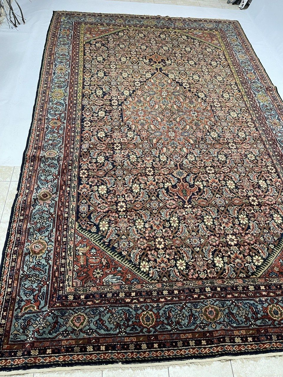 Стар копринен килим