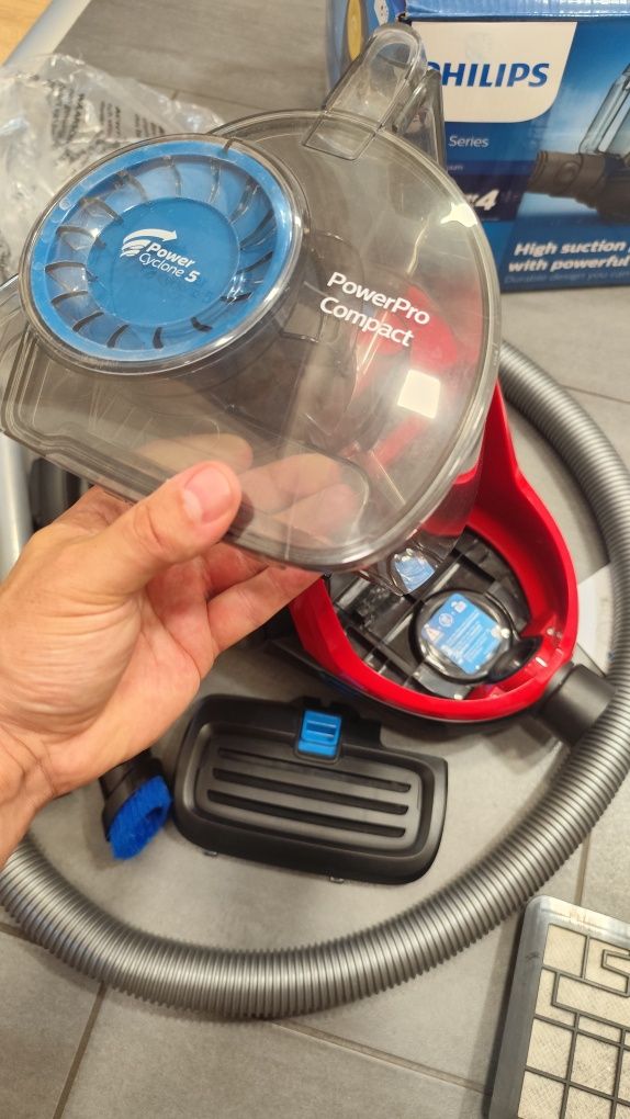 PHILIPS PowerPro Compact / Прахосмукачка / 900W