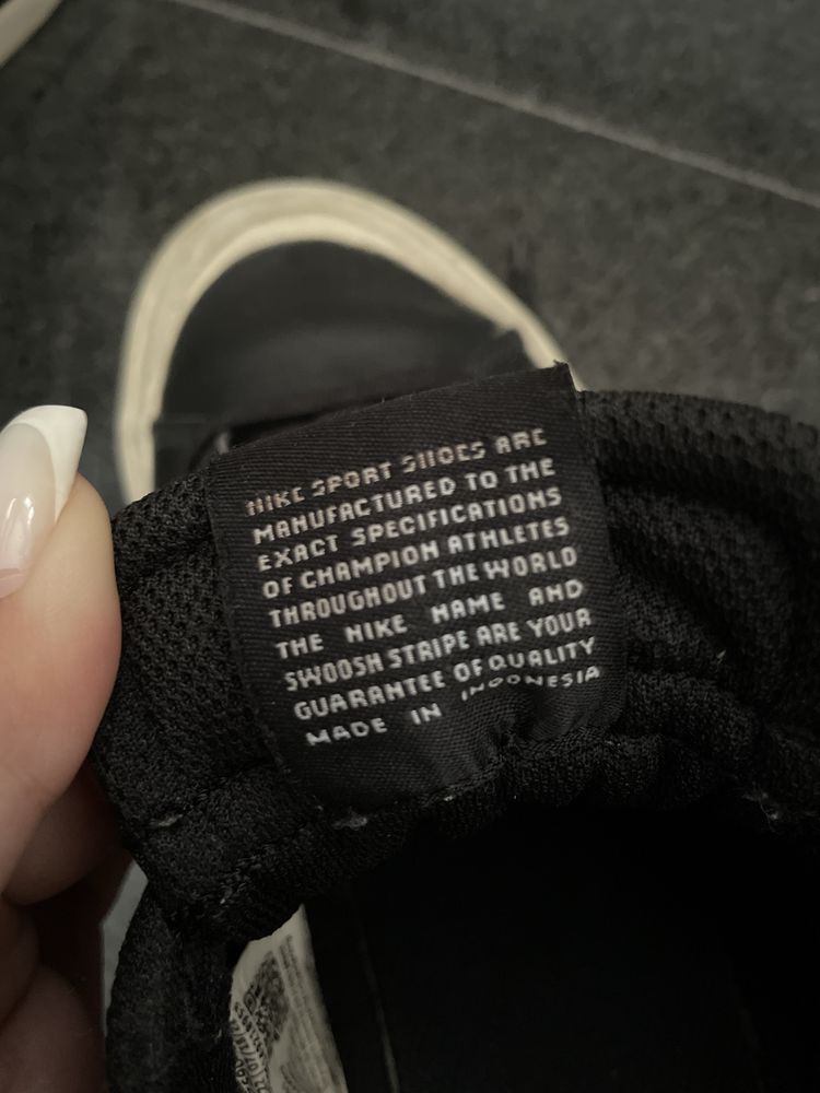 Маратонки Nike.
