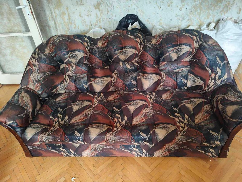 Диван за хол триместен