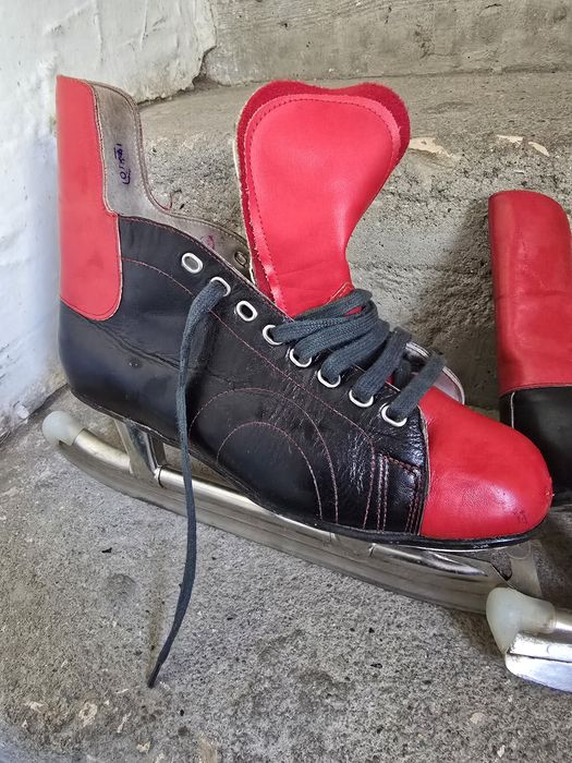 Стари ретро кожени кънки за лед