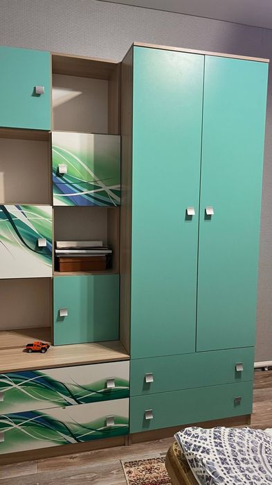 Продам отличная детская гарнитура шкаф и комод