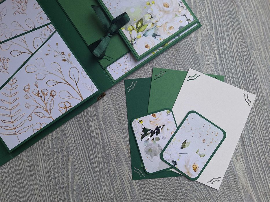 Скрапбук албум в зелено и бяло, с нежни рози, ръчна изработка /43.44