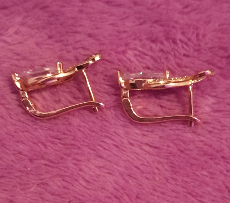 Cercei auriu cu zirconiu foarte frumoasi