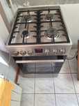 Aragaz din inox  și hotă din inox decorativă încorporabilă Gorenje