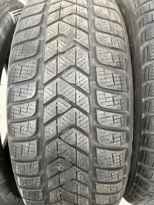 Vând 4 anvelope 215/55/18 Pirelli de iarnă sh