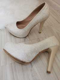 Обувки с ток бели