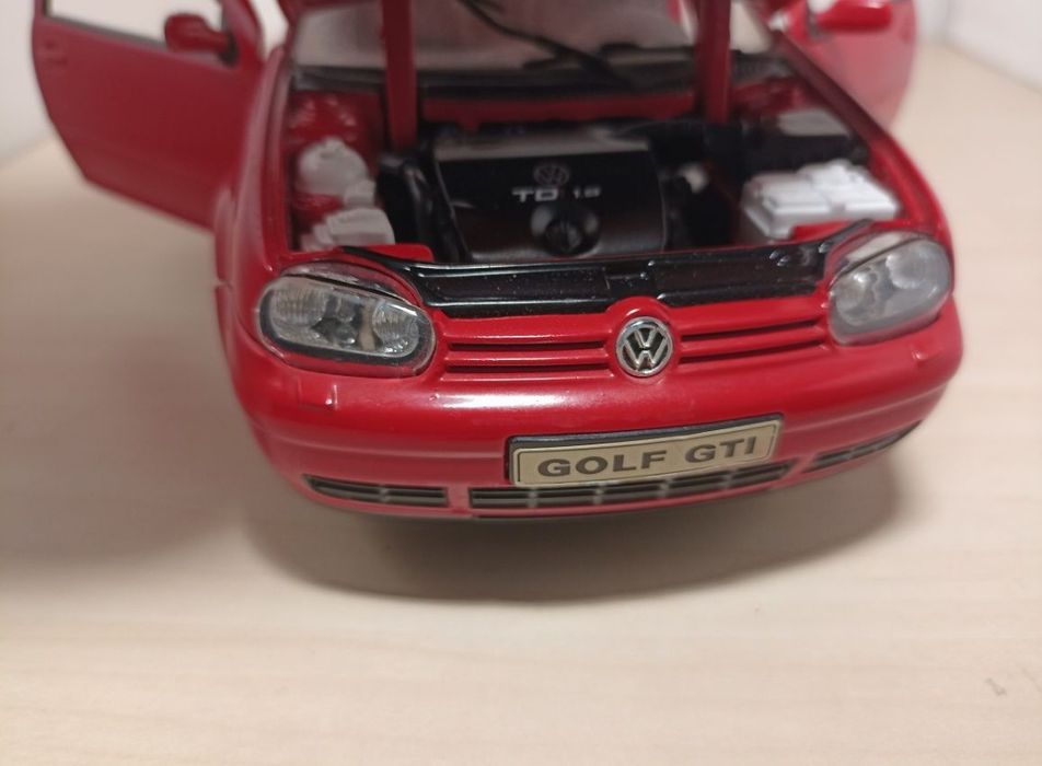 Volkswagen golf 
Scara 1:18
Bburago 

Pozele reflectă realitatea. Se v