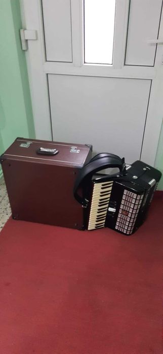 Vând acordeon Parrot 60 bași