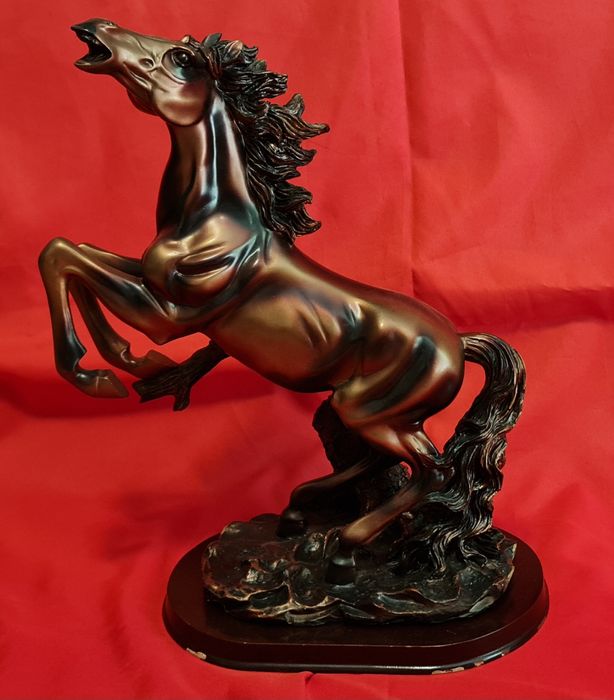 Cal cambrat, statueta din rasina