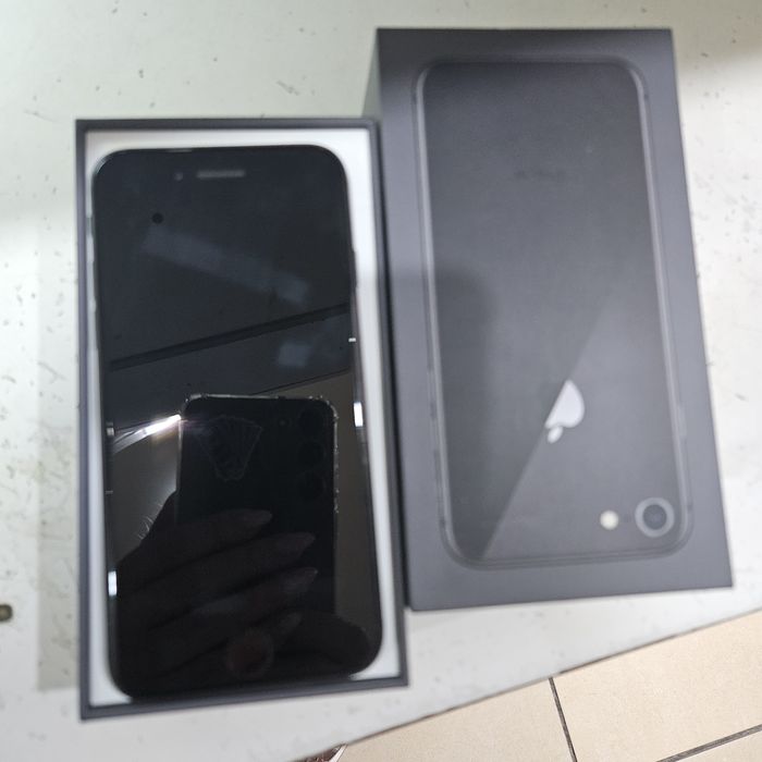 Продам б/у Iphone 8