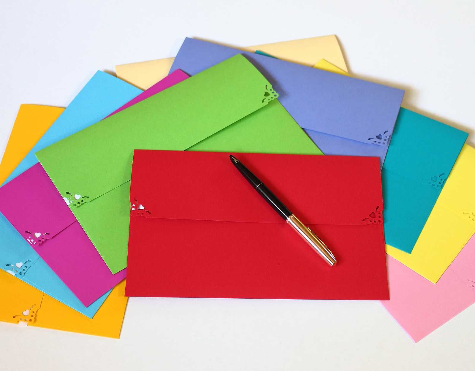 Цветни пликове за покани ваучери картички писма банкноти