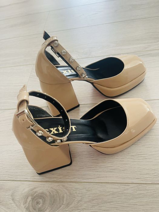 Sandale cu toc patrat si pietre