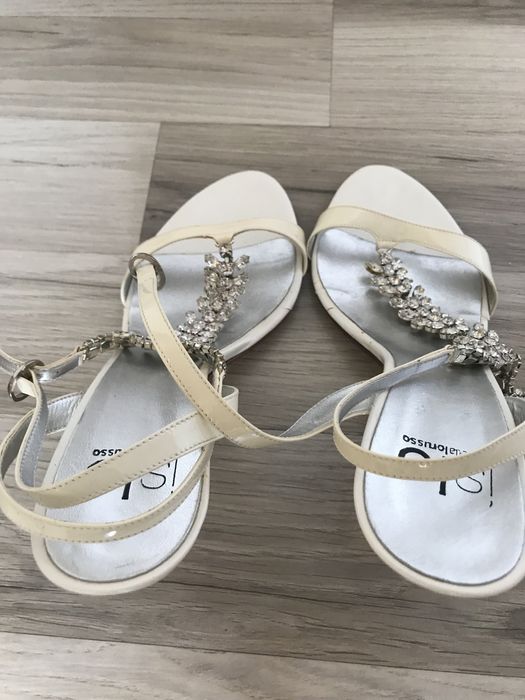 Sandale , 39, din piele lacuita alba si strassuri, inaltime toc 10 cm