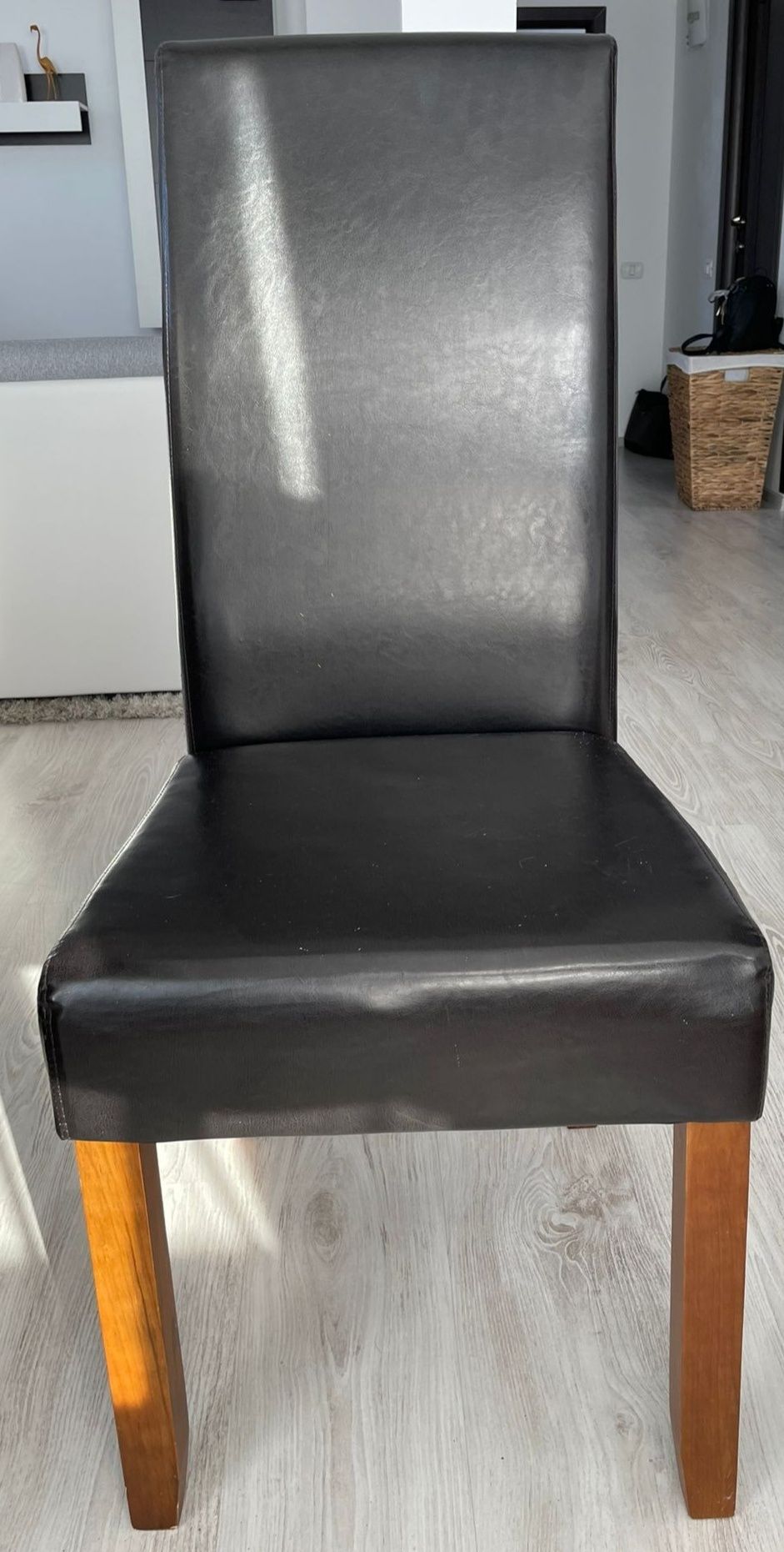 Set 6 scaune lemn cu piele neagra la jumate de pret