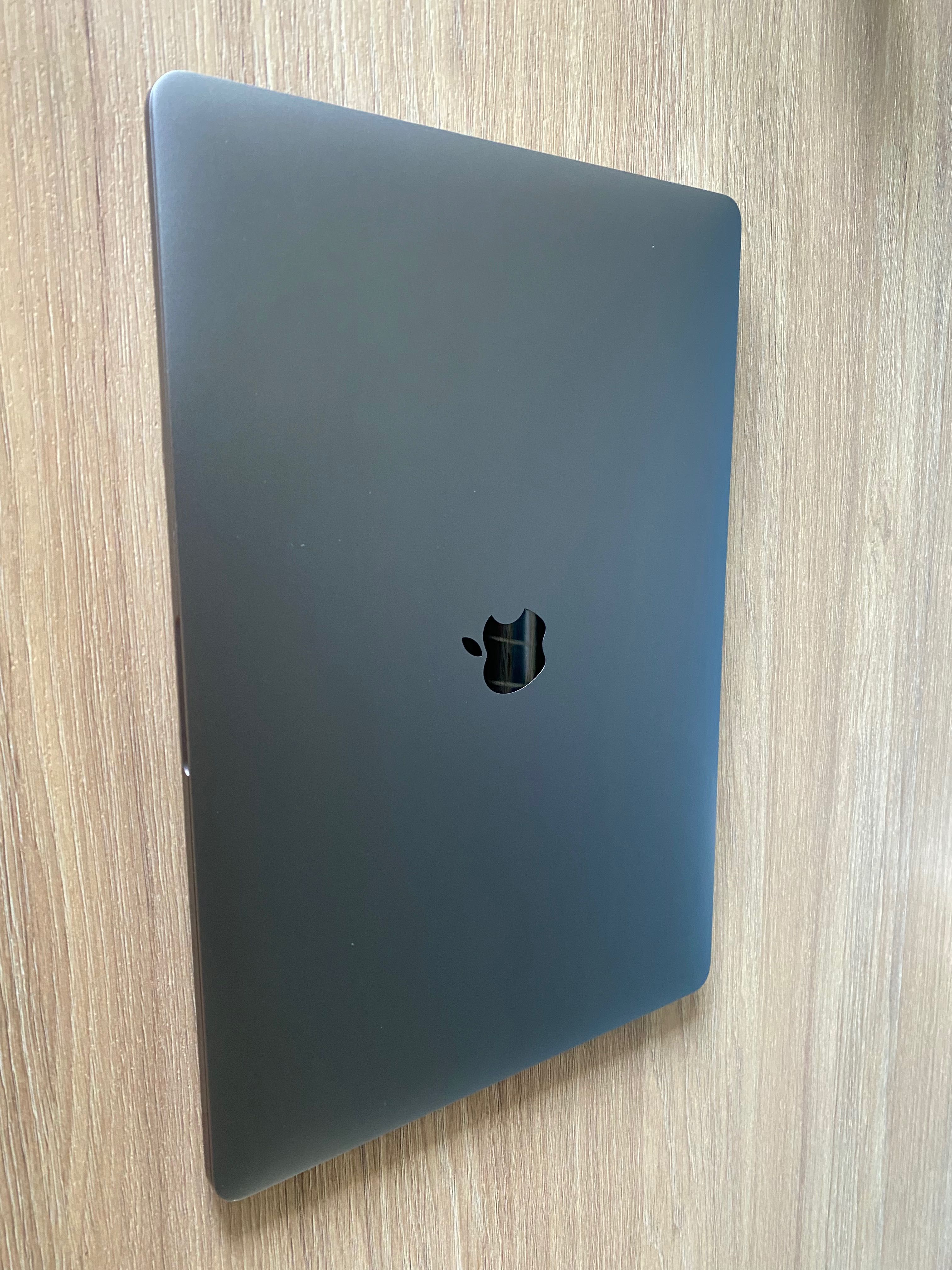 MacBook Pro 15' (2019) i9, Radeon Pro Vega 16, 512SSD