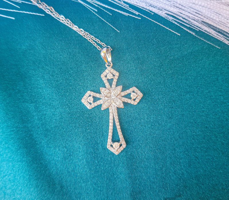 Pandantiv tip cruce cu moissanite