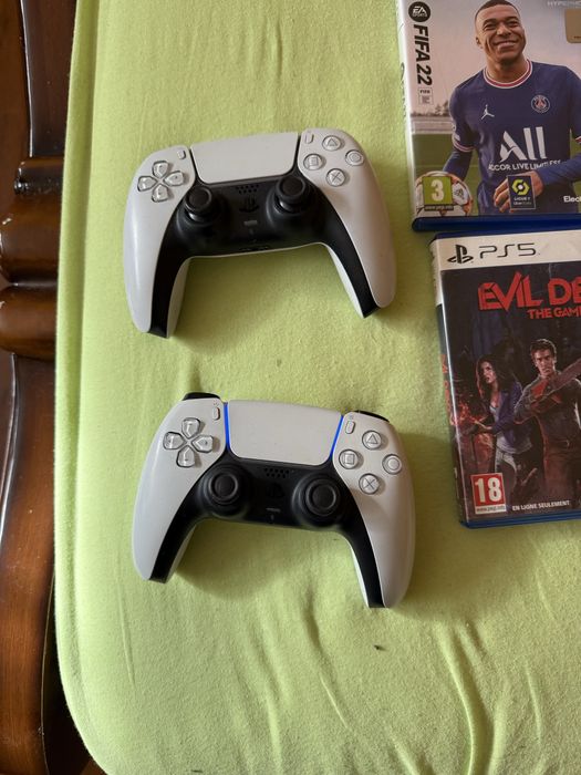 Vand ps5 cu 12 jocuri si doua manete