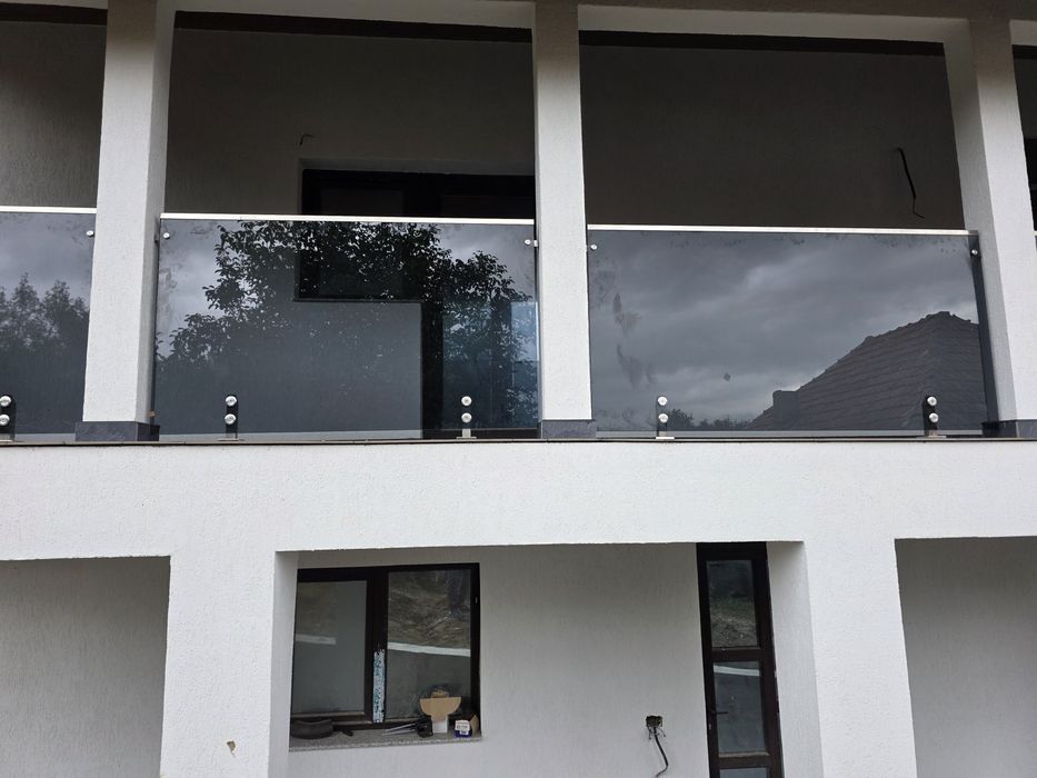 Balustrade din sticlă clară sau colorată securizată sau laminată
