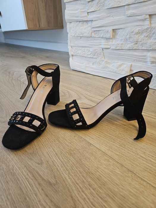 Vând sandale cu toc nepurtate mărimea 37