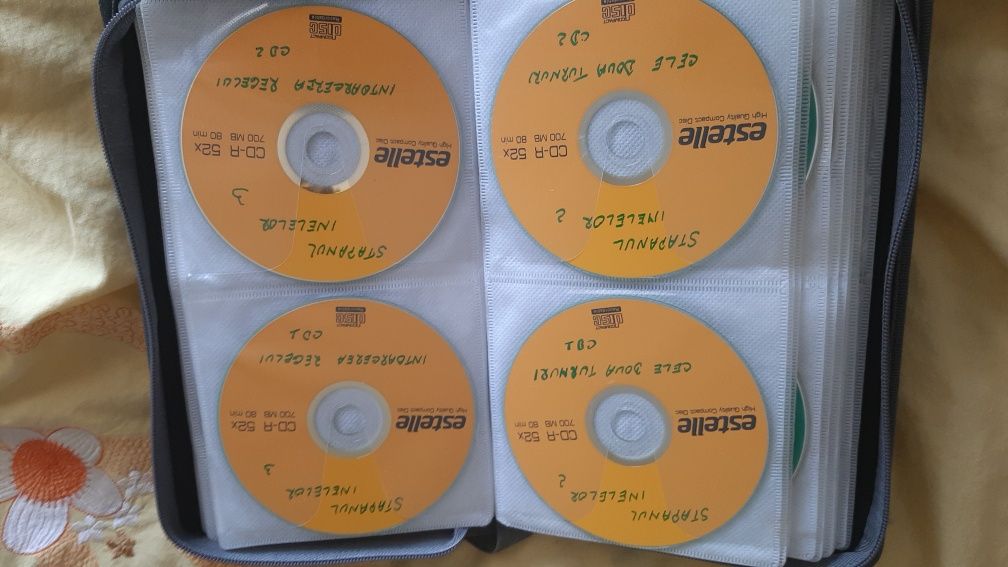 CD cu muzică, filme, documentare și desene.